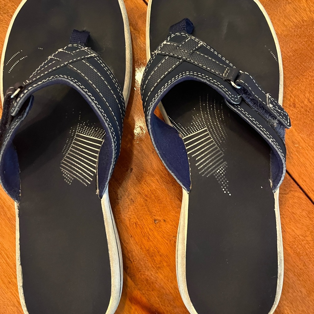 Great deal 2pairs of Clarks cloudstepper sandals Tan pr and a Navy pr size 10 - Picture 11 of 11